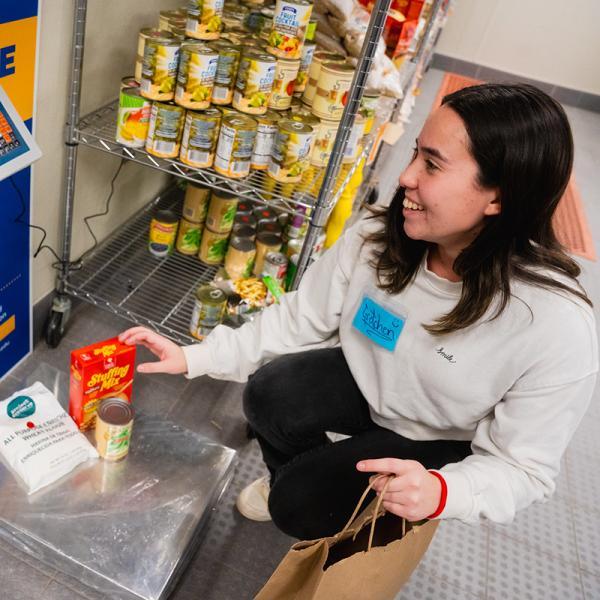 A student shops at the Pitt Pantry